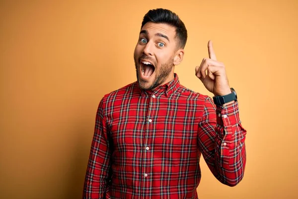 Homem Bonito Jovem Vestindo Camisa Casual Sobre Fundo Amarelo Isolado — Fotografia de Stock