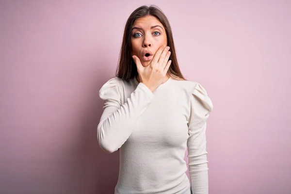 Junge Schöne Frau Mit Blauen Augen Trägt Legeres Weißes Shirt — Stockfoto