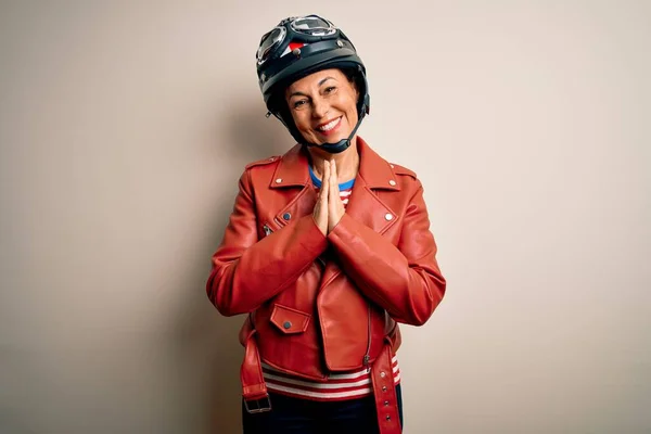 Middelbare Leeftijd Motorrijder Vrouw Dragen Motorfiets Helm Jas Witte Achtergrond — Stockfoto