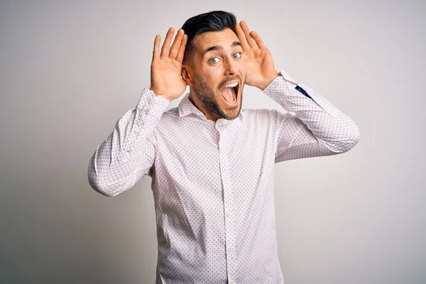 Homem Bonito Jovem Vestindo Camisa Elegante Sobre Fundo Branco Isolado — Fotografia de Stock