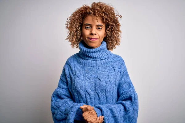 Junge Schöne Afrikanisch Amerikanische Frau Rollkragenpullover Über Weißem Hintergrund Mit — Stockfoto