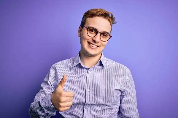 Giovane Bel Rossa Uomo Indossa Camicia Casual Occhiali Sfondo Viola — Foto Stock