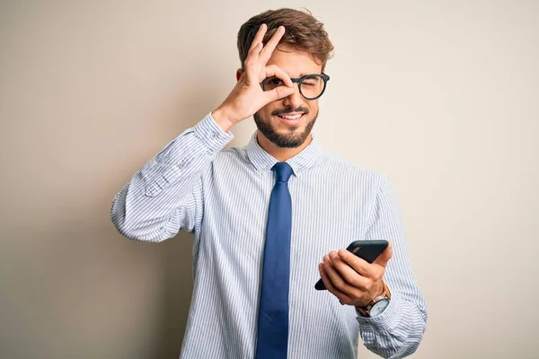 Jovem Empresário Ter Uma Conversa Usando Smartphone Sobre Fundo Branco — Fotografia de Stock
