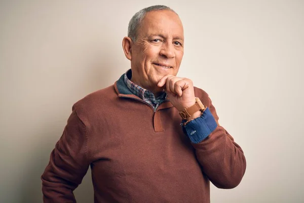 Homem Bonito Sênior Vestindo Camisola Elegante Sobre Fundo Branco Isolado — Fotografia de Stock