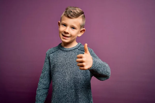 코카서스 아이가 스웨터를 보라색 손으로 몸짓을 있습니다 카메라를 성공을 — 스톡 사진