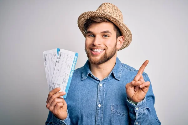 Joven Turista Rubio Con Ojos Azules Vacaciones Usando Sombrero Sosteniendo — Foto de Stock