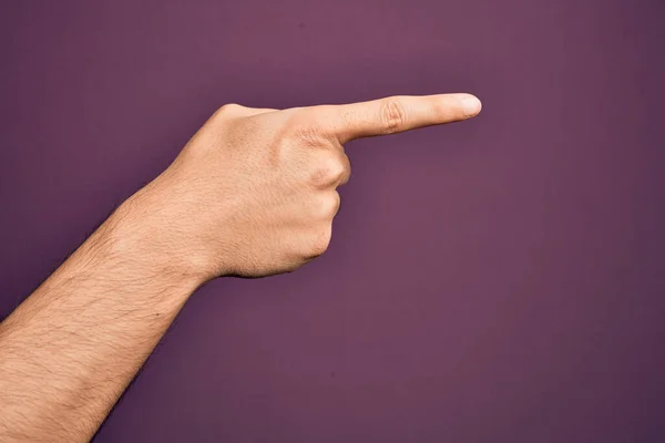 Mão Jovem Caucasiano Mostrando Dedos Sobre Fundo Roxo Isolado Apontando — Fotografia de Stock