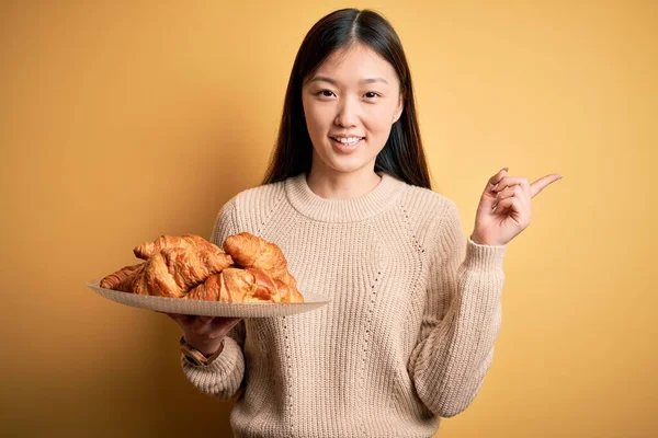 Joven Mujer Asiática Sosteniendo Croissant Pastelería Francesa Sobre Fondo Aislado — Foto de Stock