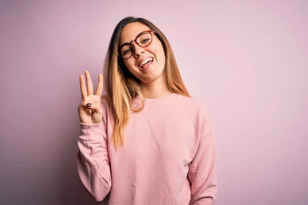 Hermosa Mujer Rubia Con Ojos Azules Usando Suéter Gafas Sobre — Foto de Stock