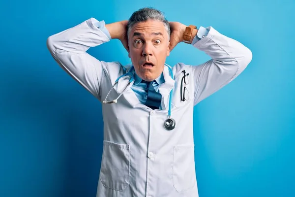 Średniego Wieku Przystojny Siwowłosy Lekarz Noszący Płaszcz Niebieski Stetoskop Szalony — Zdjęcie stockowe