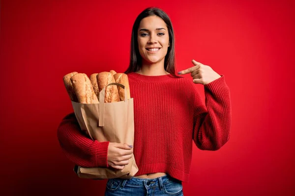 Jong Mooi Brunette Vrouw Holding Papieren Zak Met Brood Rood — Stockfoto