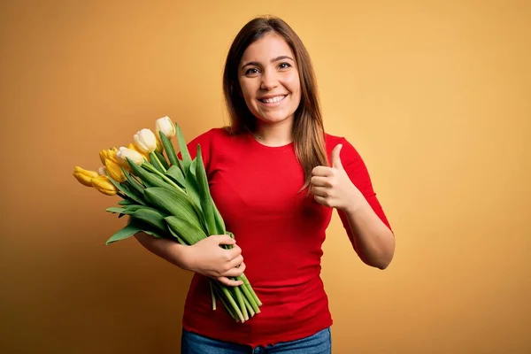 Fiatal Szőke Kezében Romantikus Csokor Tulipán Virágok Sárga Háttér Csinál — Stock Fotó