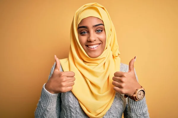 Jovem Bela Menina Afro Americana Vestindo Hijab Muçulmano Sobre Isolado — Fotografia de Stock