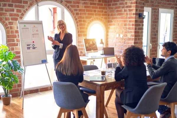 Gruppe Von Geschäftsleuten Die Einem Meeting Zusammenarbeiten Einer Von Ihnen — Stockfoto