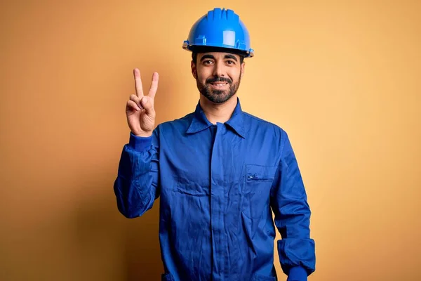 Mechanische Man Met Baard Blauw Uniform Veiligheidshelm Gele Achtergrond Glimlachend — Stockfoto