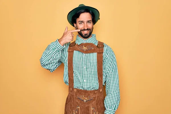 Homem Bonito Jovem Vestindo Tratidional Alemão Octoberfest Custome Para Alemanha — Fotografia de Stock