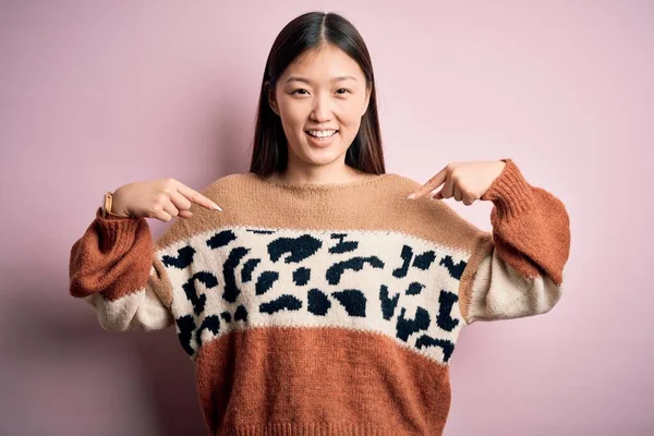 Jong Mooi Aziatisch Vrouw Dragen Dier Print Mode Trui Roze — Stockfoto