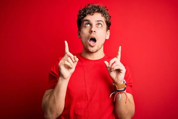 Joven Hombre Guapo Rubio Con Pelo Rizado Con Camiseta Casual —  Fotos de Stock