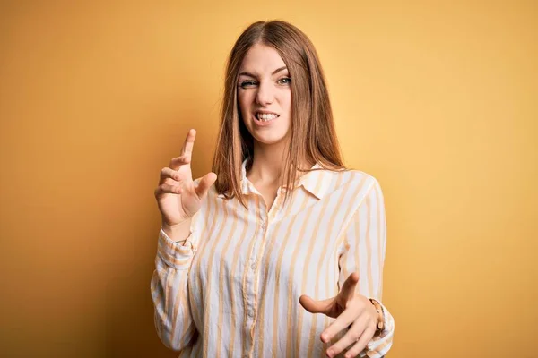 Mulher Ruiva Bonita Nova Vestindo Camisa Listrada Casual Sobre Fundo — Fotografia de Stock