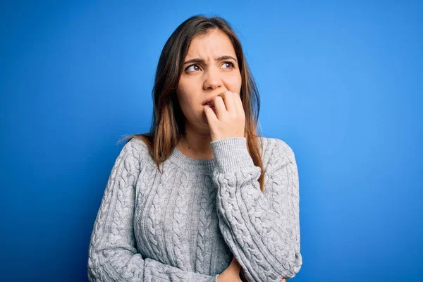 Mulher Bonita Vestindo Camisola Casual Sobre Fundo Isolado Azul Olhando — Fotografia de Stock