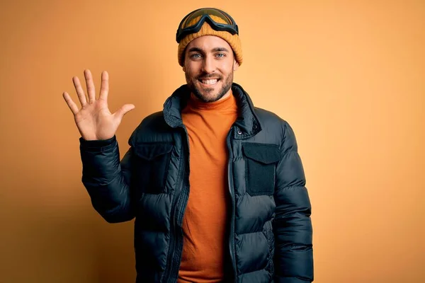 Jeune Homme Beau Skieur Barbu Portant Des Vêtements Sport Neige — Photo