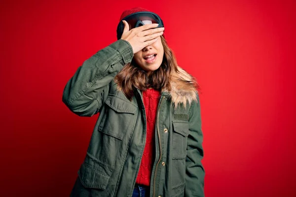 Menina Loira Usando Óculos Esqui Casaco Inverno Para Tempo Esqui — Fotografia de Stock