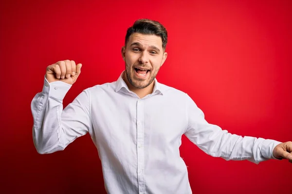 Joven Hombre Negocios Con Ojos Azules Con Elegante Camisa Pie — Foto de Stock