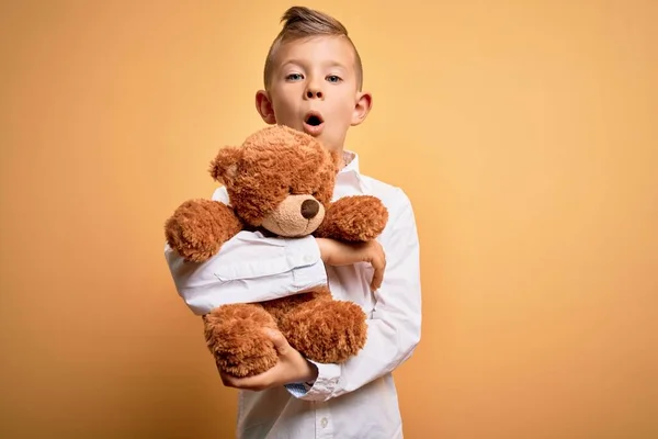 Jong Klein Kaukasisch Kind Knuffelen Teddybeer Gevuld Dier Gele Achtergrond — Stockfoto