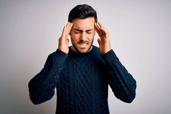 Ung Stilig Man Med Skägg Bär Casual Tröja Står Över — Stockfoto