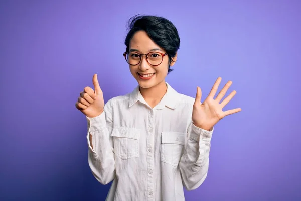 Jong Mooi Aziatisch Meisje Dragen Casual Shirt Bril Staan Paarse — Stockfoto