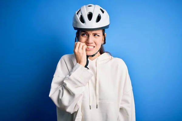 Joven Hermosa Pelirroja Ciclista Mujer Con Casco Bicicleta Sobre Fondo — Foto de Stock
