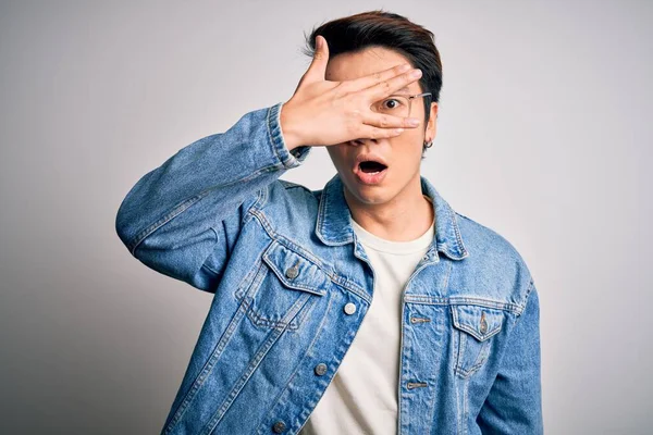 Joven Hombre Chino Guapo Con Chaqueta Mezclilla Gafas Sobre Fondo — Foto de Stock