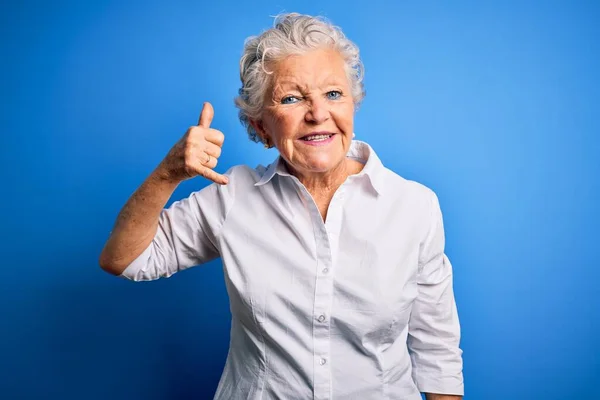 Senior Hermosa Mujer Con Camisa Elegante Pie Sobre Fondo Azul — Foto de Stock