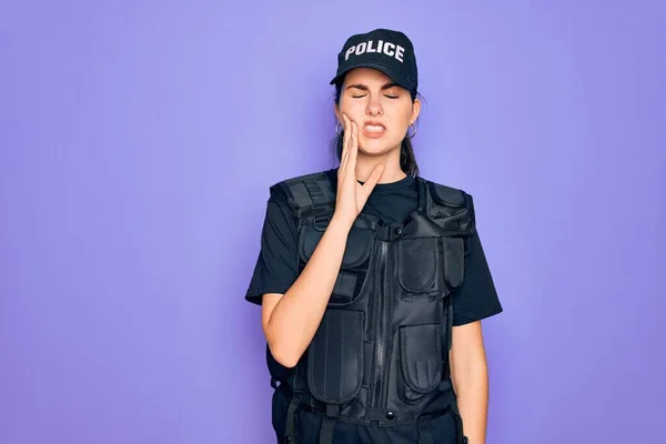 Joven Mujer Policía Con Uniforme Chaleco Antibalas Seguridad Sobre Fondo — Foto de Stock