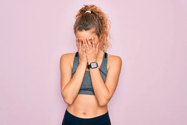 Joven Hermosa Deportista Rubia Con Ojos Azules Haciendo Ejercicio Usando — Foto de Stock