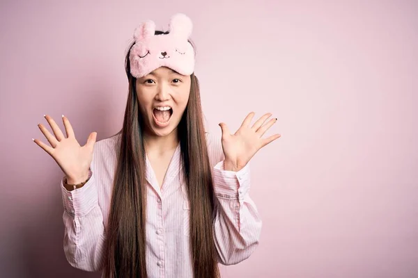 Jovem Mulher Asiática Vestindo Pijama Máscara Sono Sobre Rosa Isolado — Fotografia de Stock