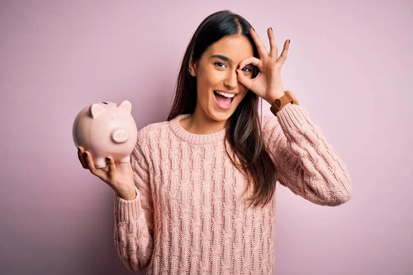 Ung Vacker Brunett Kvinna Håller Spargris Bank Spara Pengar För — Stockfoto