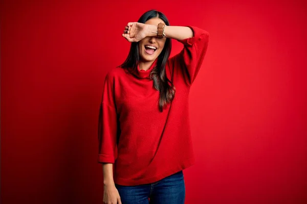 Jonge Mooie Brunette Vrouw Dragen Casual Trui Geïsoleerde Rode Achtergrond — Stockfoto