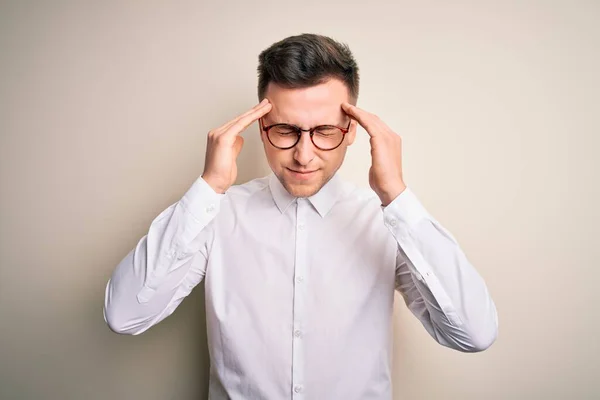 Joven Negocio Guapo Mas Con Gafas Camisa Elegante Sobre Fondo —  Fotos de Stock