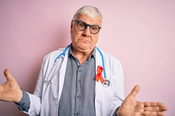 Starszy Przystojny Hoary Lekarz Noszący Stetoskop Czerwoną Wstążkę Hiv Płaszczu — Zdjęcie stockowe