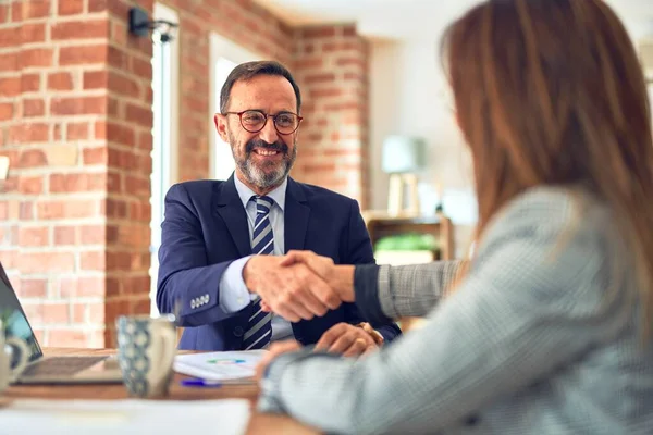 Dos Trabajadores Mediana Edad Sonriendo Felices Confiados Trabajando Juntos Con —  Fotos de Stock