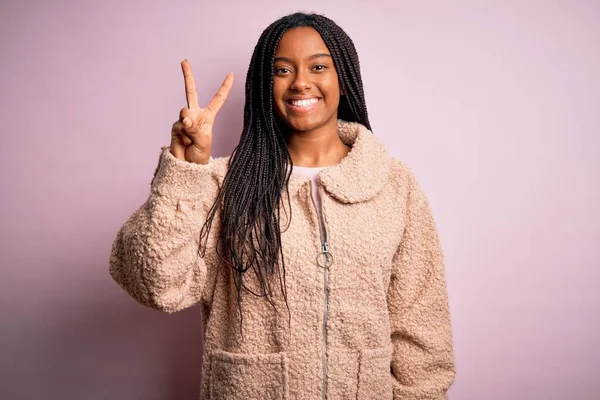 Jeune Femme Afro Américaine Portant Manteau Hiver Mode Sur Fond — Photo