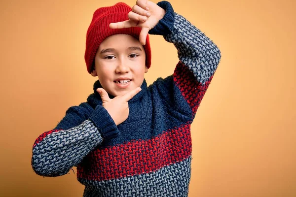 Młody Chłopiec Nosi Wełnianą Czapkę Zimowy Sweter Żółtym Odizolowanym Tle — Zdjęcie stockowe