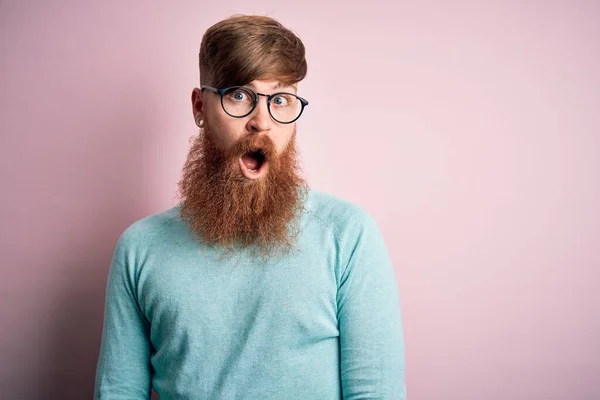 Hombre Pelirrojo Irlandés Guapo Con Barba Con Gafas Sobre Fondo —  Fotos de Stock