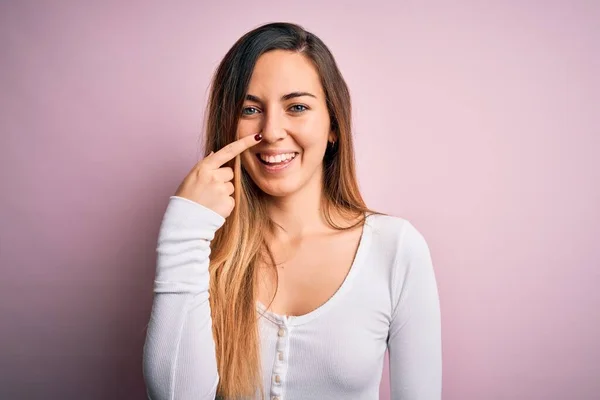 Joven Mujer Rubia Hermosa Con Ojos Azules Usando Camiseta Blanca —  Fotos de Stock