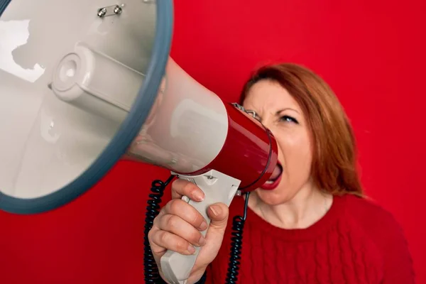 Νεαρή Όμορφη Κοκκινομάλλα Ομιλητής Γυναίκα Ουρλιάζοντας Επικοινωνούν Χρησιμοποιώντας Μεγάφωνο Στέκεται — Φωτογραφία Αρχείου