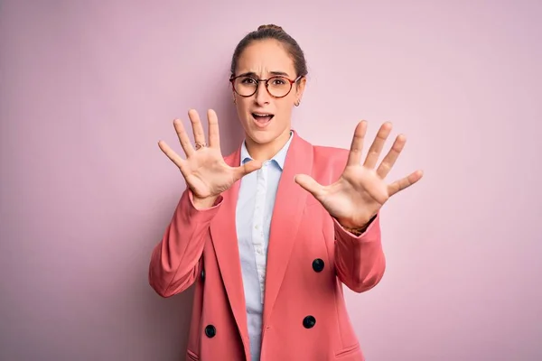 Jonge Mooie Zakenvrouw Dragen Jas Bril Geïsoleerde Roze Achtergrond Bang — Stockfoto