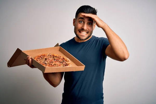 Jeune Homme Beau Tenant Boîte Livraison Avec Délicieuse Pizza Italienne — Photo