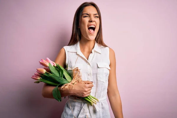 Jonge Mooie Brunette Vrouw Met Boeket Van Tulpen Bloemen Roze — Stockfoto