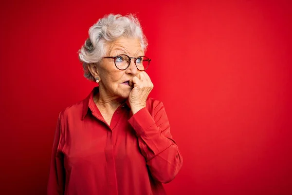 Ältere Schöne Grauhaarige Frau Trägt Lässiges Hemd Und Brille Vor — Stockfoto